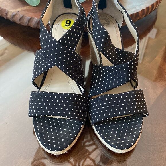 Ellen Tracy Shoes - EUC Ellen Tracy Sandals (size 9)